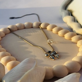 BOW Pendent with Chain